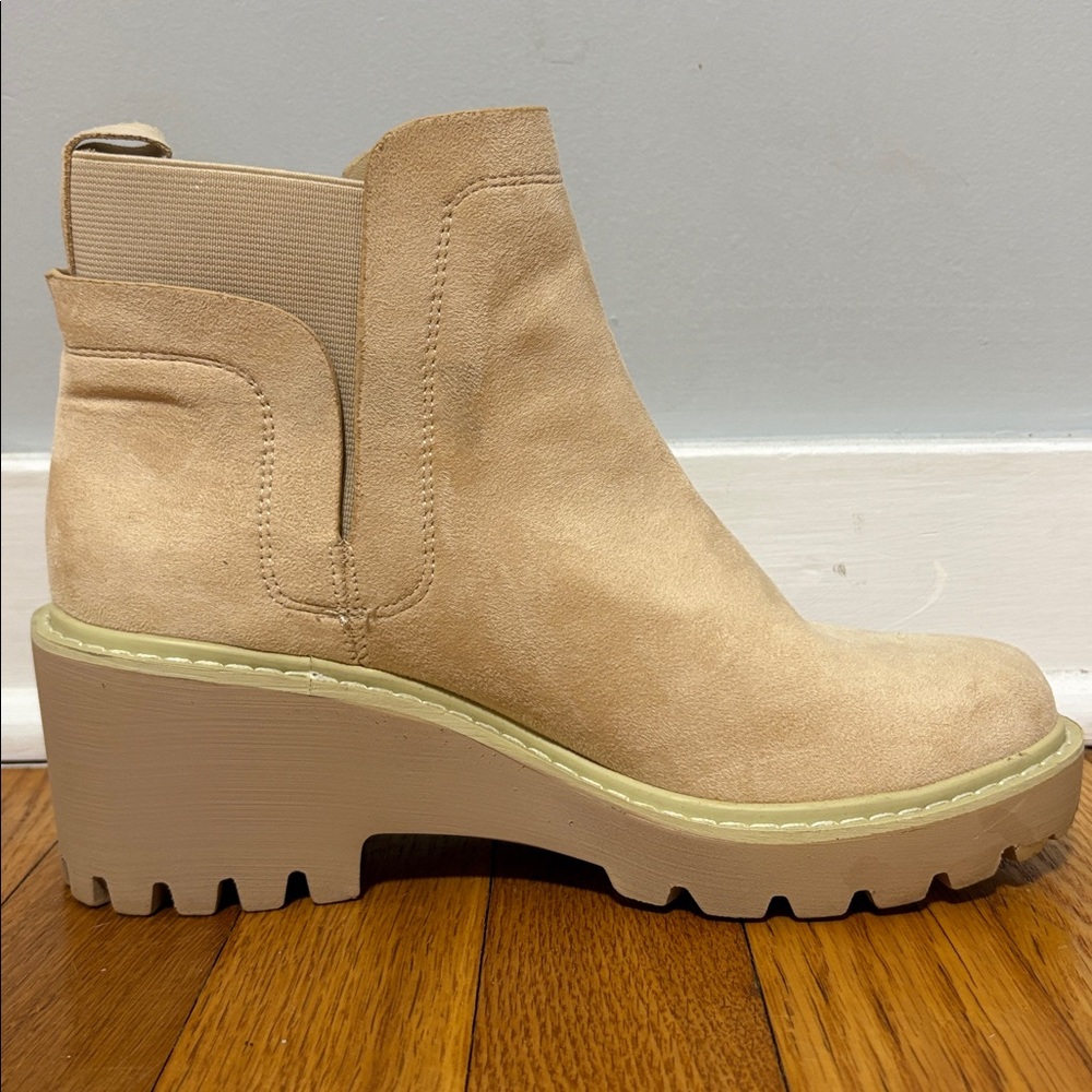 Neutral Chunky Lug Sole Chelsea Boots – Size 6.5